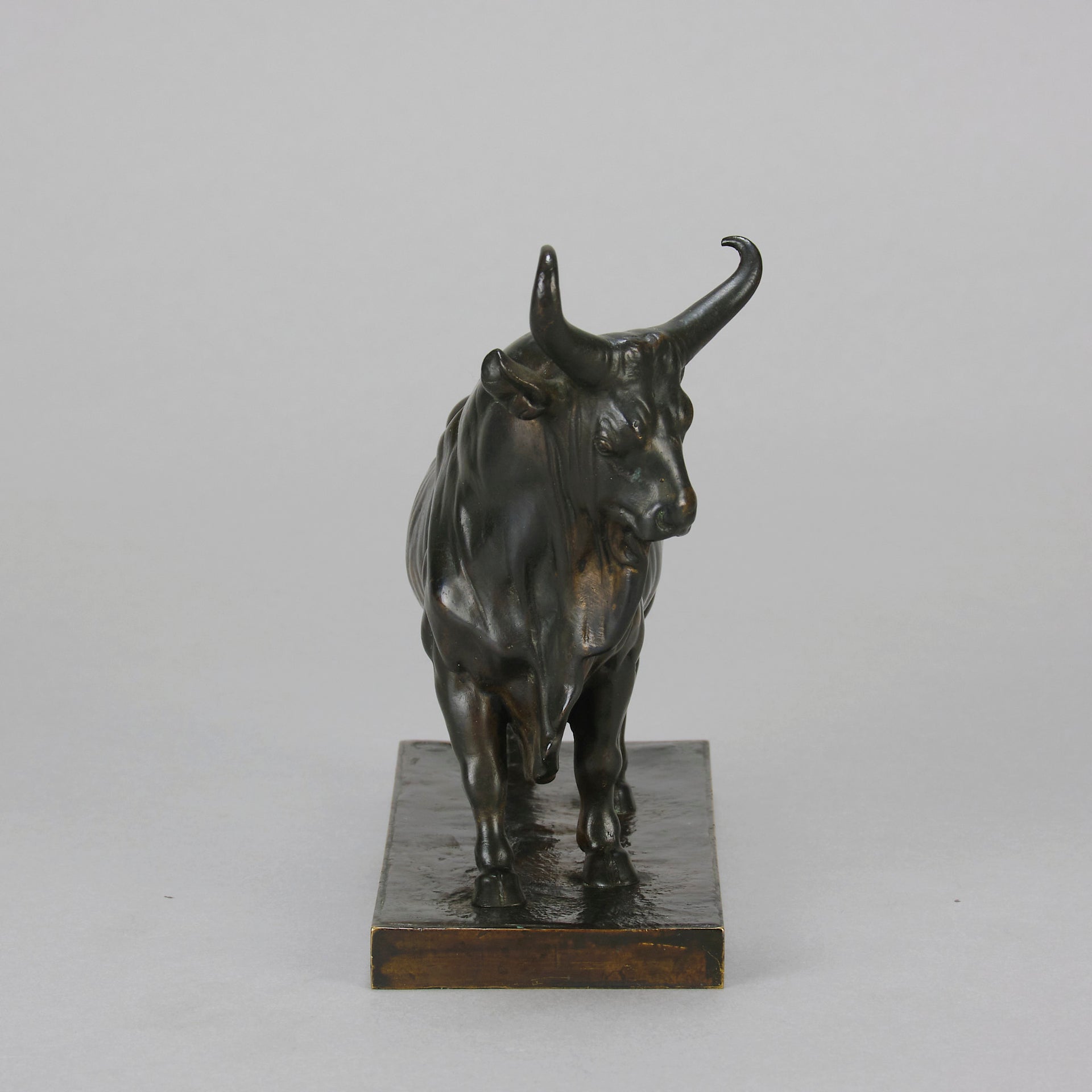 Taureau Romano Antique Bronze statue of a large bull by Jean-Baptiste Baptiste in a proud stance, the bronze exhibiting excellent hand chased surface detail and fine rich brown patina. Raised on an integral base 