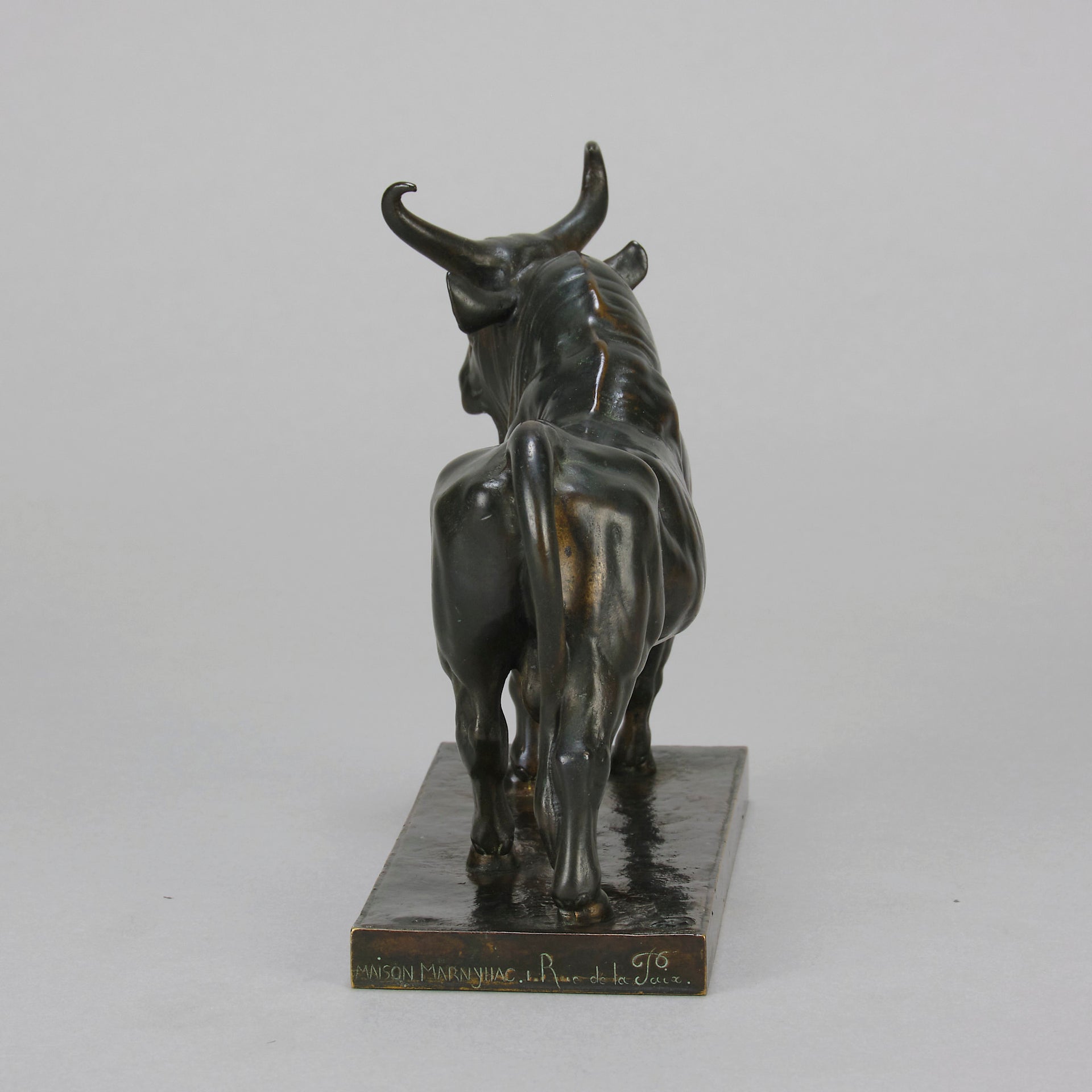 Taureau Romano Antique Bronze statue of a large bull by Jean-Baptiste Baptiste in a proud stance, the bronze exhibiting excellent hand chased surface detail and fine rich brown patina. Raised on an integral base 
