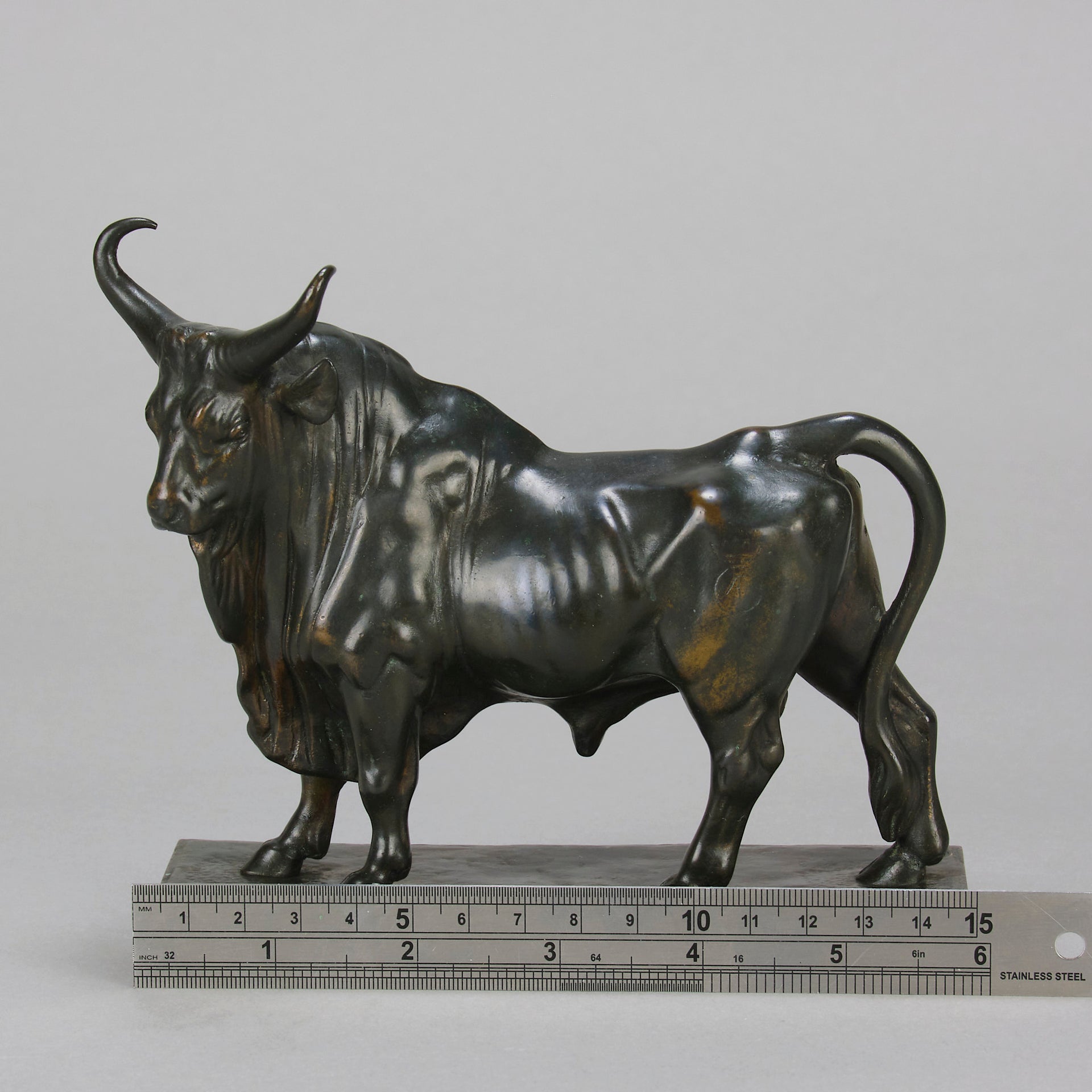 Taureau Romano Antique Bronze statue of a large bull by Jean-Baptiste Baptiste in a proud stance, the bronze exhibiting excellent hand chased surface detail and fine rich brown patina. Raised on an integral base 