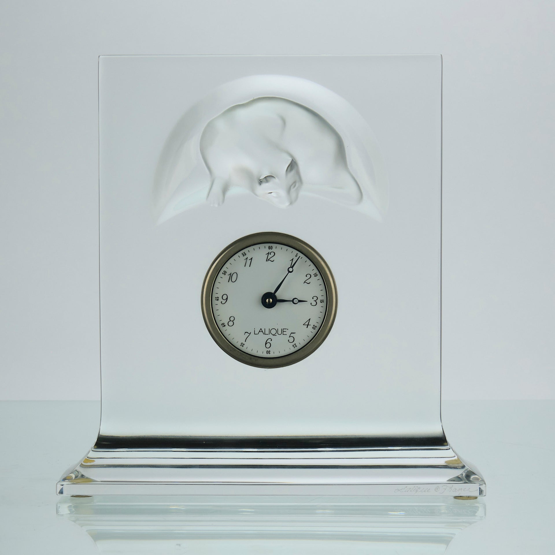 Chat Horloge by Marc Lalique An attractive mid 20th Century clock crafted from decorative frosted glass featuring a moulded cat figure