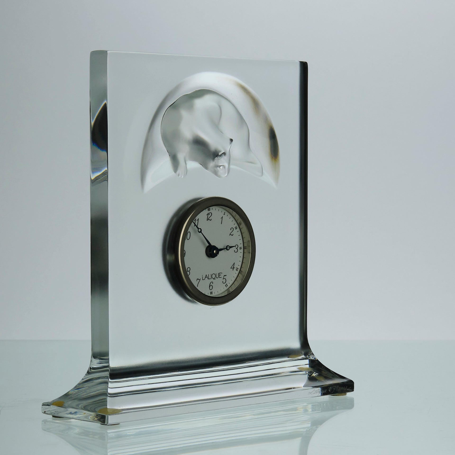 Chat Horloge by Marc Lalique An attractive mid 20th Century clock crafted from decorative frosted glass featuring a moulded cat figure