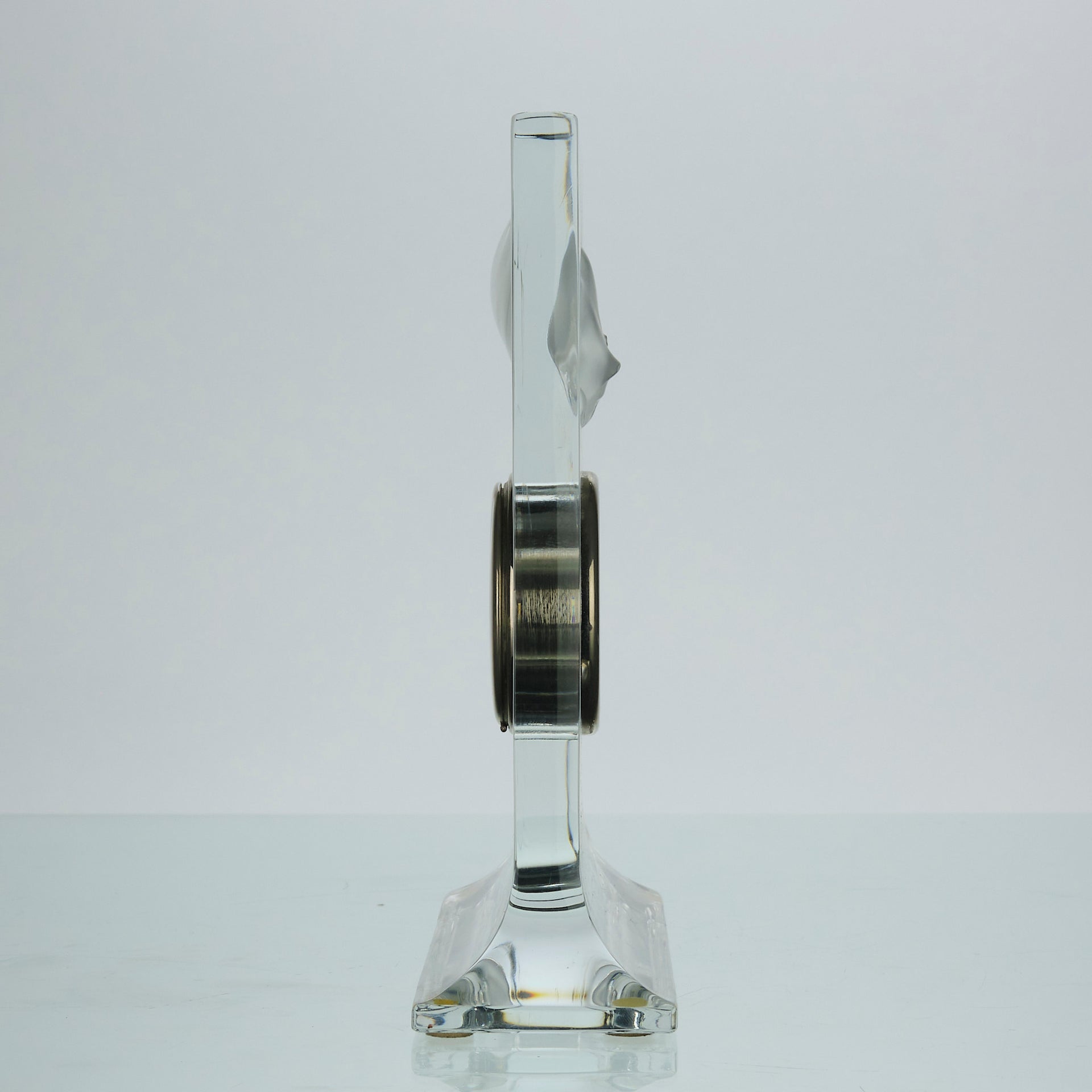 Chat Horloge by Marc Lalique An attractive mid 20th Century clock crafted from decorative frosted glass featuring a moulded cat figure