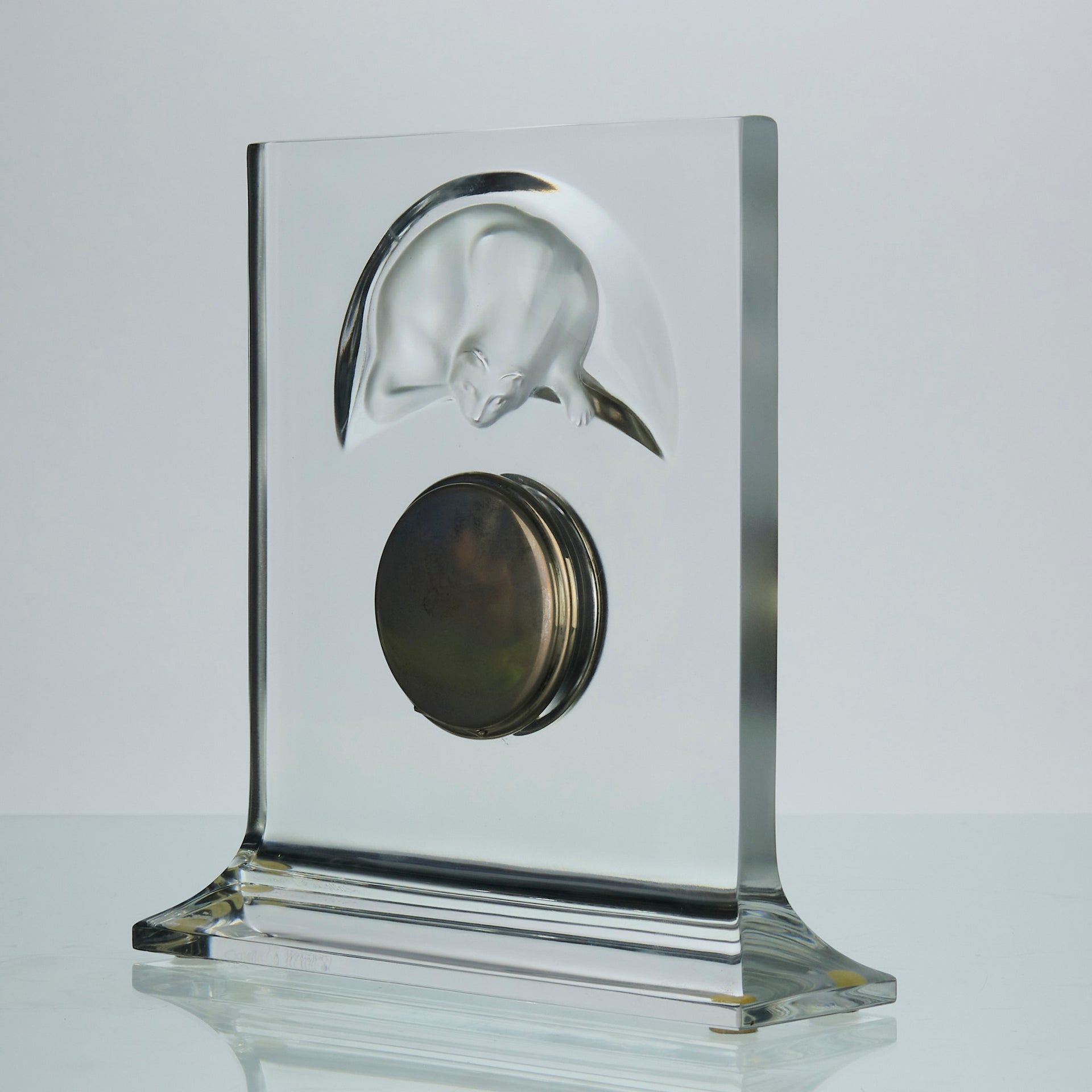 Chat Horloge by Marc Lalique An attractive mid 20th Century clock crafted from decorative frosted glass featuring a moulded cat figure