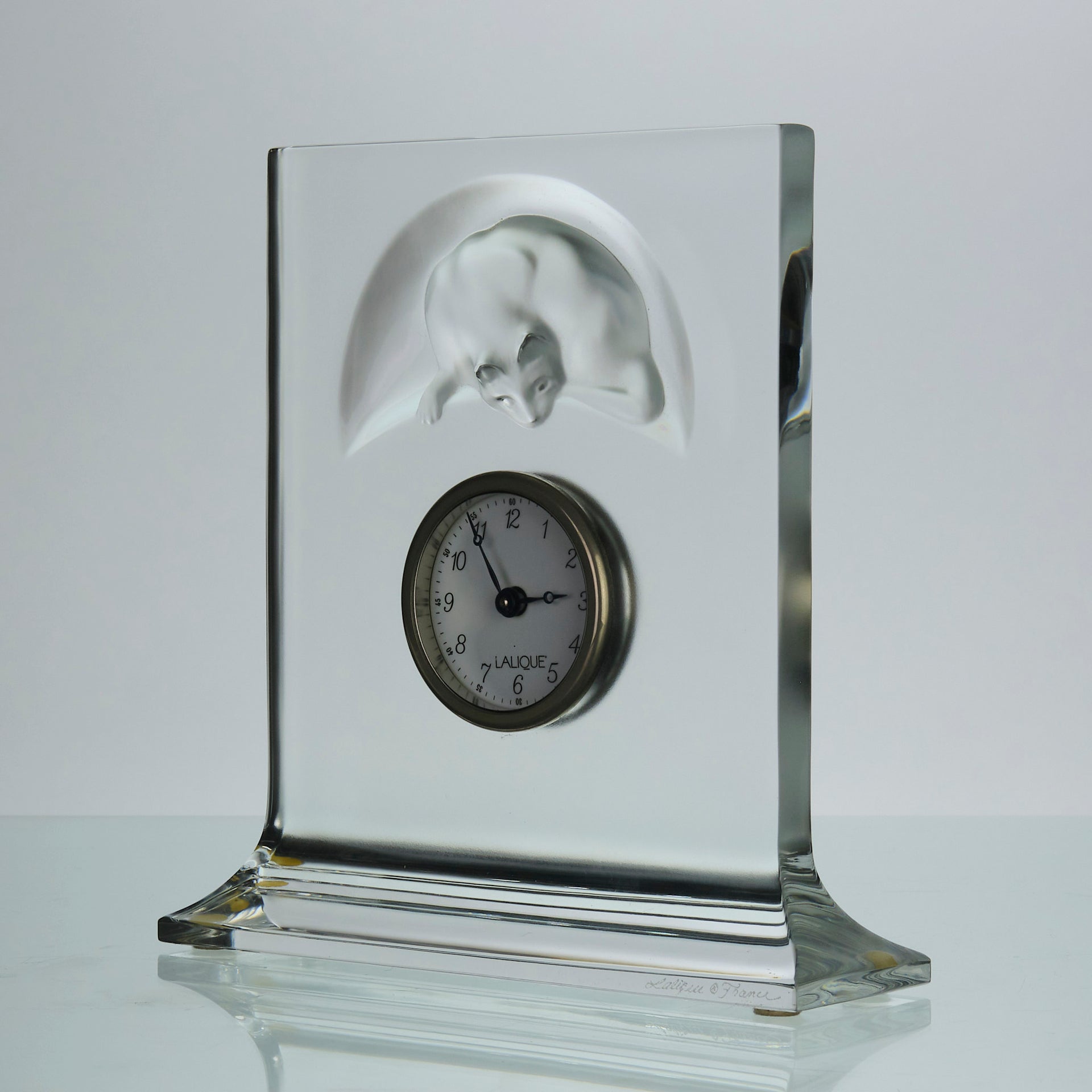 Chat Horloge by Marc Lalique An attractive mid 20th Century clock crafted from decorative frosted glass featuring a moulded cat figure