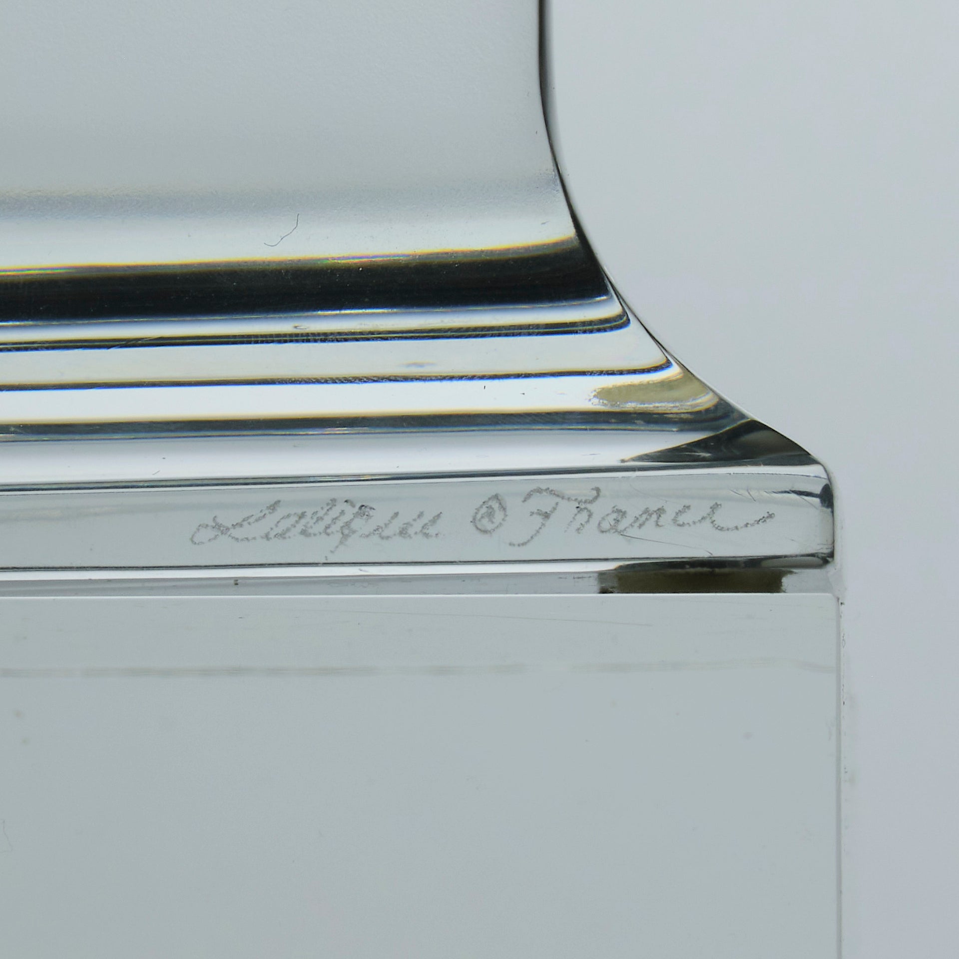 Chat Horloge by Marc Lalique An attractive mid 20th Century clock crafted from decorative frosted glass featuring a moulded cat figure