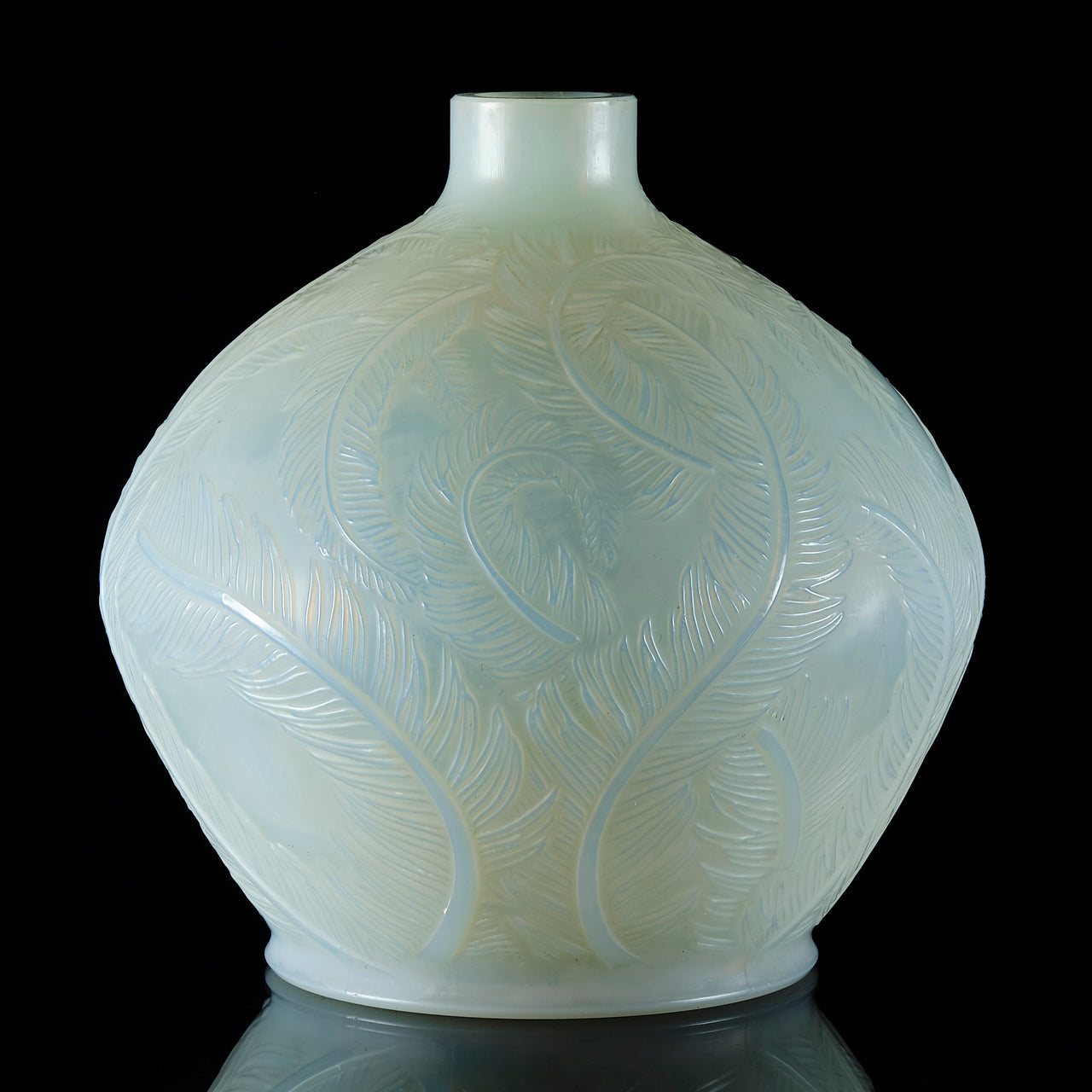 Plumes an exquisite early 20th Century French Art Deco opalescent glass vase by Rene Lalique with a striking floating feather design with a sky blue colour